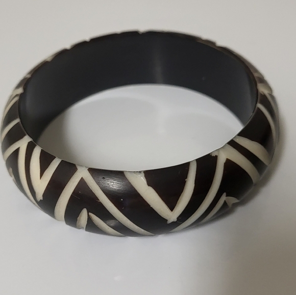 Carved chevron patterned dark brown vintage  bangle bracelet - Picture 1 of 7